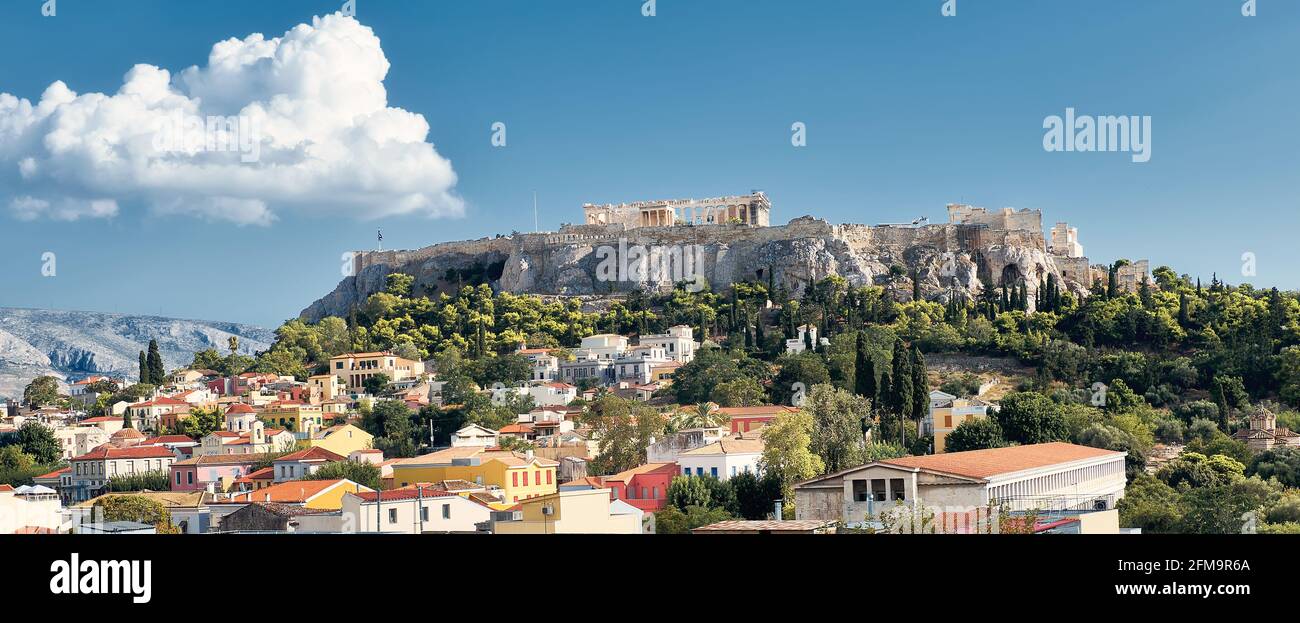 Banner, Akropolis-Hügel mit alten Tempeln und Dächern von Häusern in Athen, Griechenland, mit blauem Himmel. Stockfoto