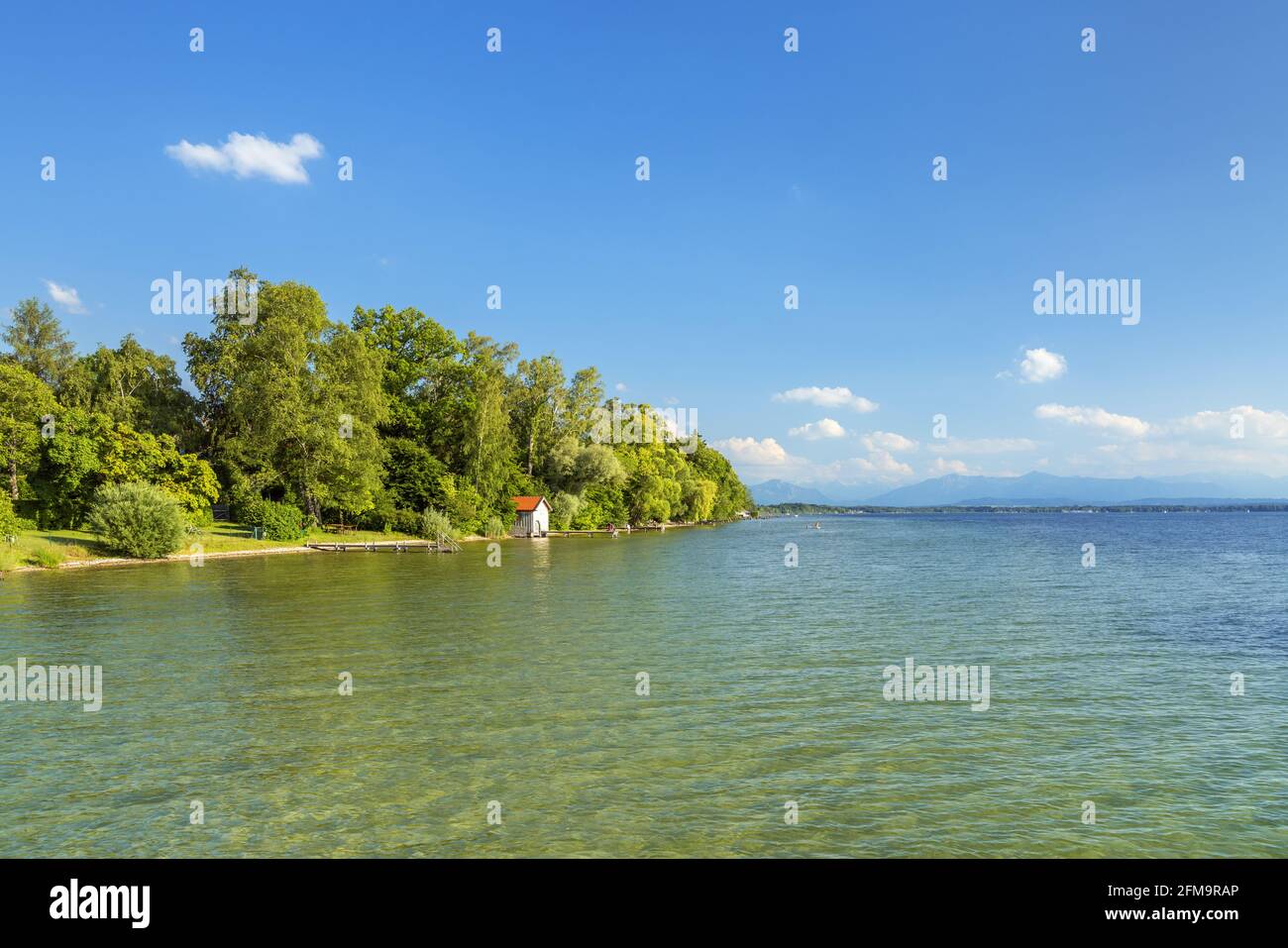 Blick auf den Starnberger See zu den bayerischen Alpen, Münsing, Oberbayern, Bayern, Deutschland Stockfoto