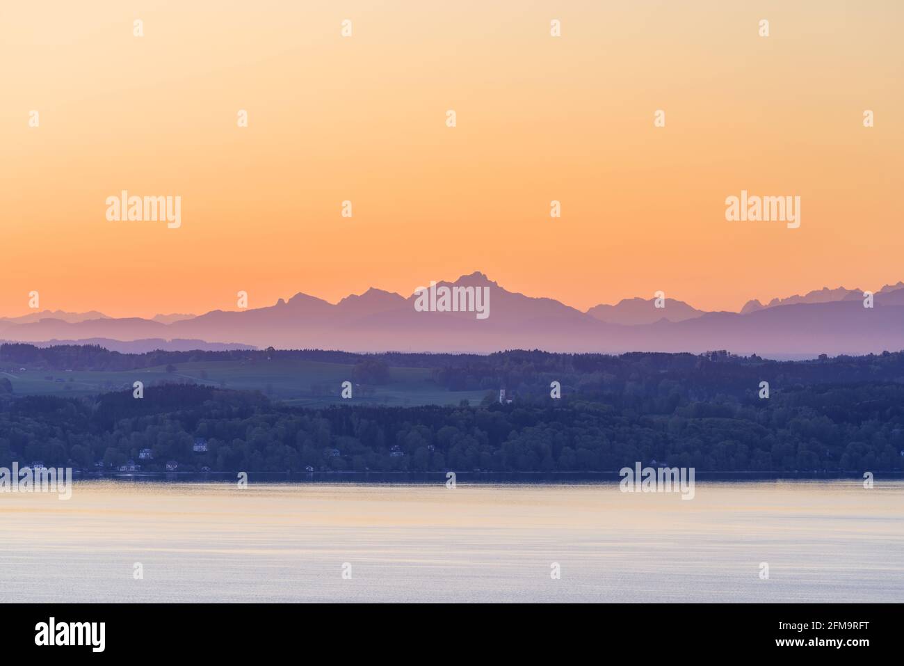 Blick von Ilkahöhe über den Starnberger See auf die bayerischen Voralpen mit Wendelstein, Tutzing, Oberbayern, Bayern, Deutschland Stockfoto