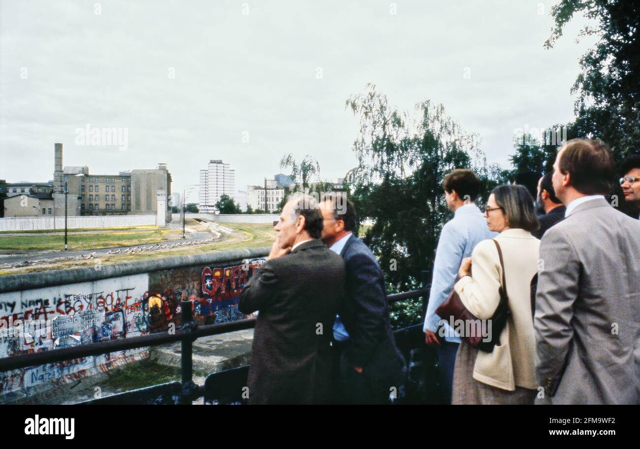 Berliner Mauer, Juli 1984, Besucher auf der Aussichtsplattform Stockfoto