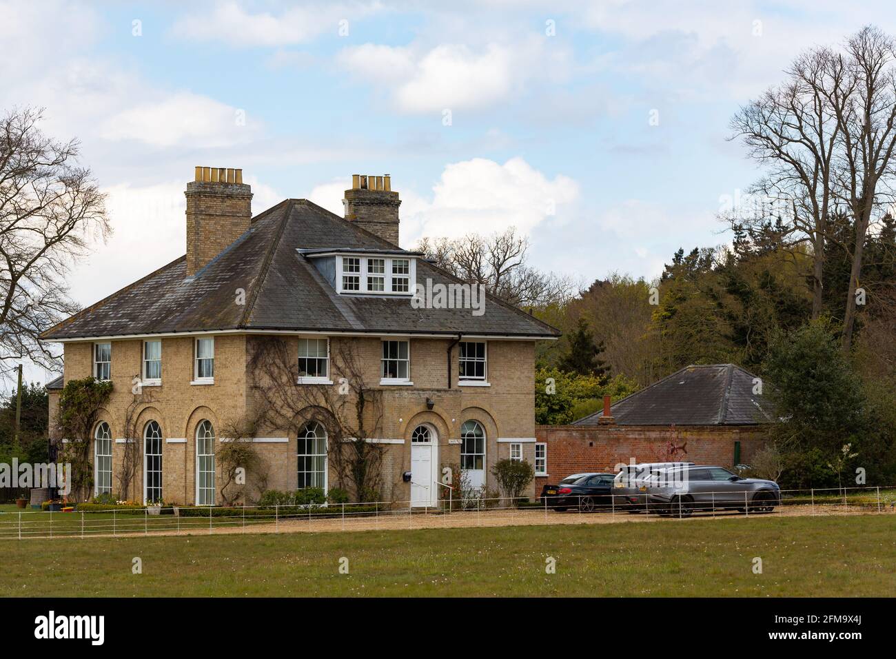 Woodbridge, Suffolk, Großbritannien Mai 01 2021: Ein großes Landhaus auf dem Land, das einen großen Garten und Grünland hat Stockfoto