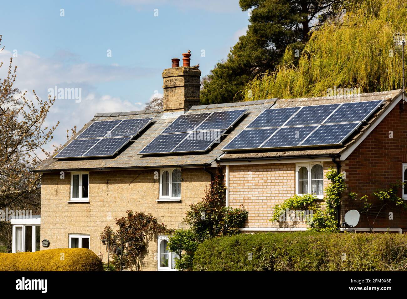 Woodbridge, Suffolk, Großbritannien Mai 01 2021: Ein Landhaus, in dem Solarzellen auf dem Dach installiert wurden, um saubere grüne erneuerbare Energie zu erzeugen Stockfoto