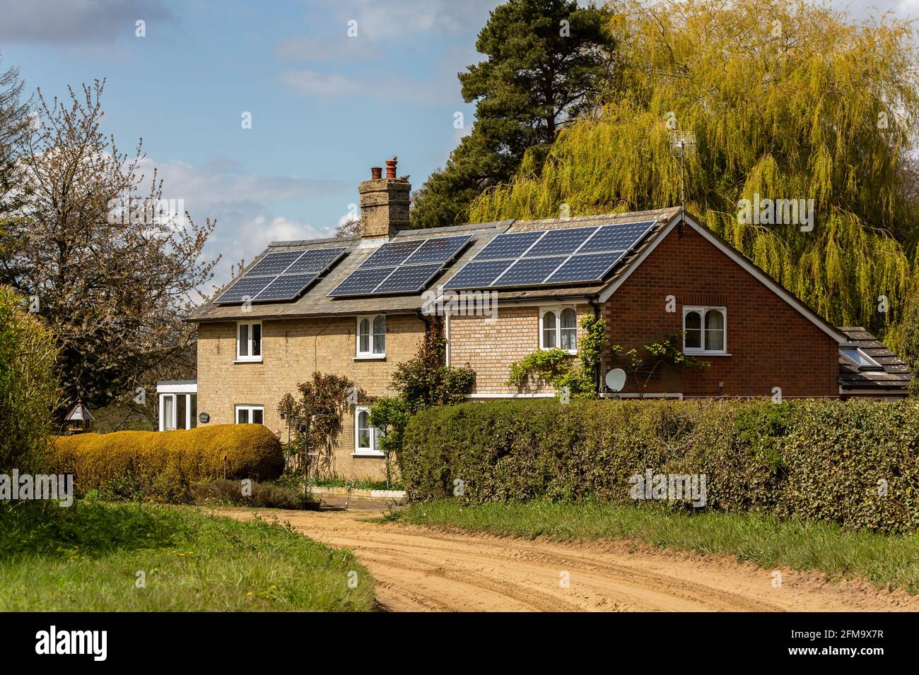 Woodbridge, Suffolk, Großbritannien Mai 01 2021: Ein Landhaus, in dem Solarzellen auf dem Dach installiert wurden, um saubere grüne erneuerbare Energie zu erzeugen Stockfoto