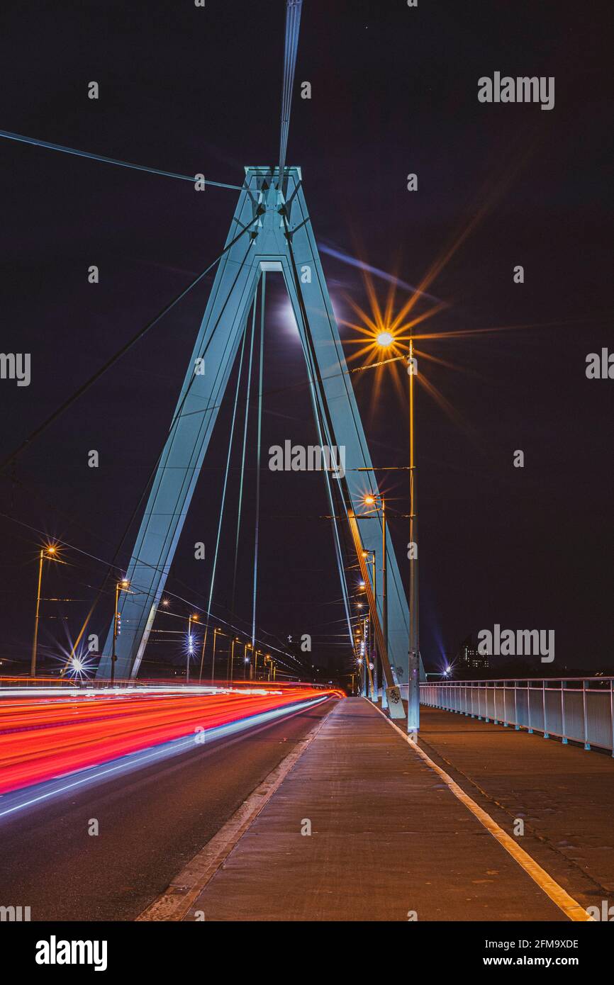 Deutschland, Nordrhein-Westfalen, Köln, Severinsbrücke bei Nacht Stockfoto