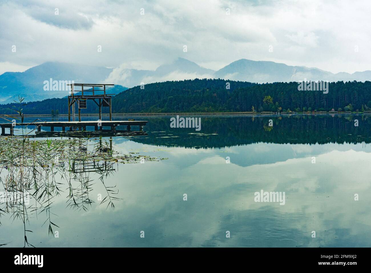 Regnerischer Herbsttag am Turnersee Stockfoto