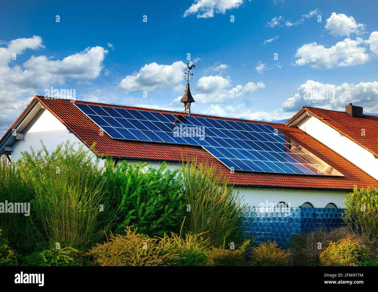 Photovoltaik-Solarpanel auf Gebäude Stockfoto
