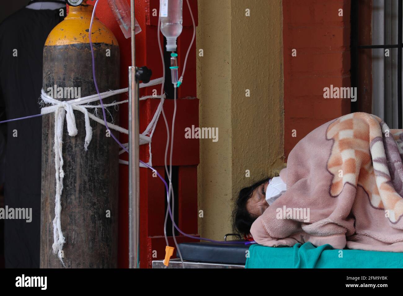 Kathmandu, Nepal. Mai 2021. Eine Frau mit Sauerstoff ruht vor einem Covid-19-Krankenhaus, weil sie keine Betten hat. Covid-19-Fälle explodierten und Krankenhäuser sind überfordert. Nepal berichtet jetzt über 20 tägliche COVID-19 Fälle pro 100,000 Menschen. Der Premierminister des Landes bittet um Hilfe von anderen Nationen. Quelle: Aryan Dhimal/ZUMA Wire/Alamy Live News Stockfoto