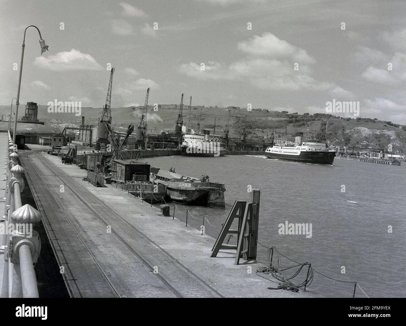 1958, historische, zwei Passagierdampffähren im Hafen von Dover, Kent, England, Großbritannien. Krane säumen den hölzernen Kai. Stockfoto