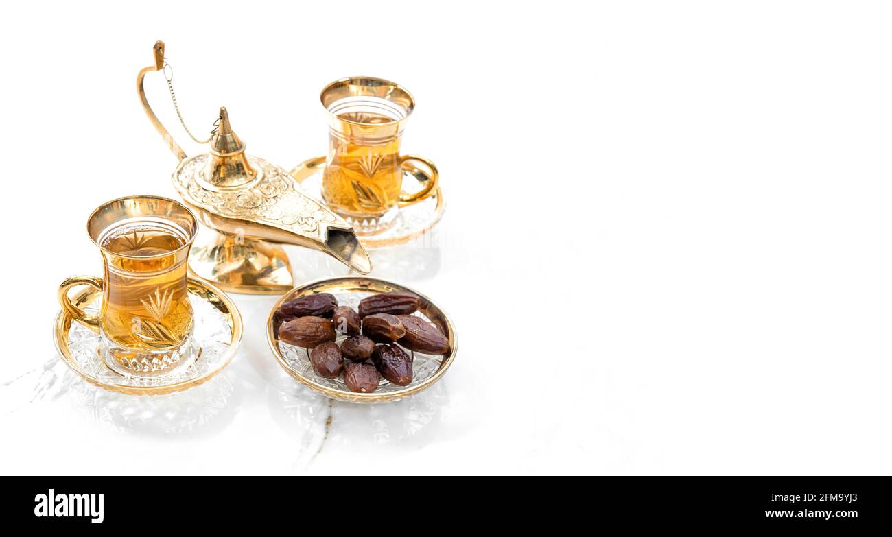Orientalische Gastfreundschaft. Ramadan Kareem. Teetisch und goldene Laterne Dekoration Stockfoto