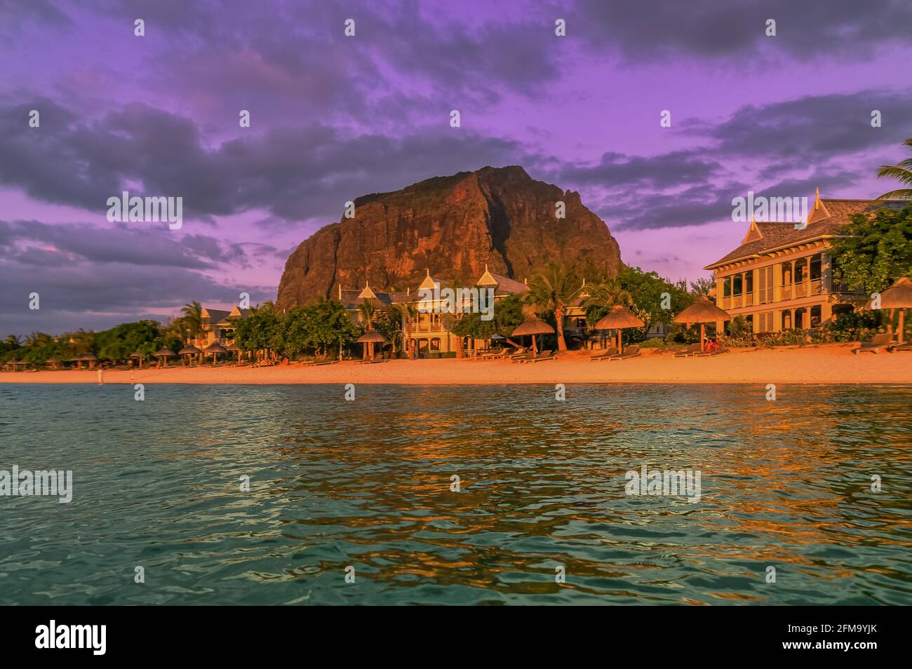 Mauritius träumt davon. Das letzte Licht des Sommertages leuchtet auf dem berühmten Felsen Le Morne Brabant. Stockfoto