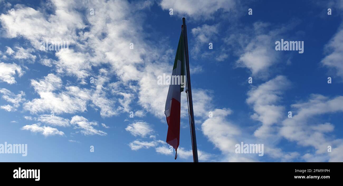 Die italienische Flagge fliegt Stockfoto
