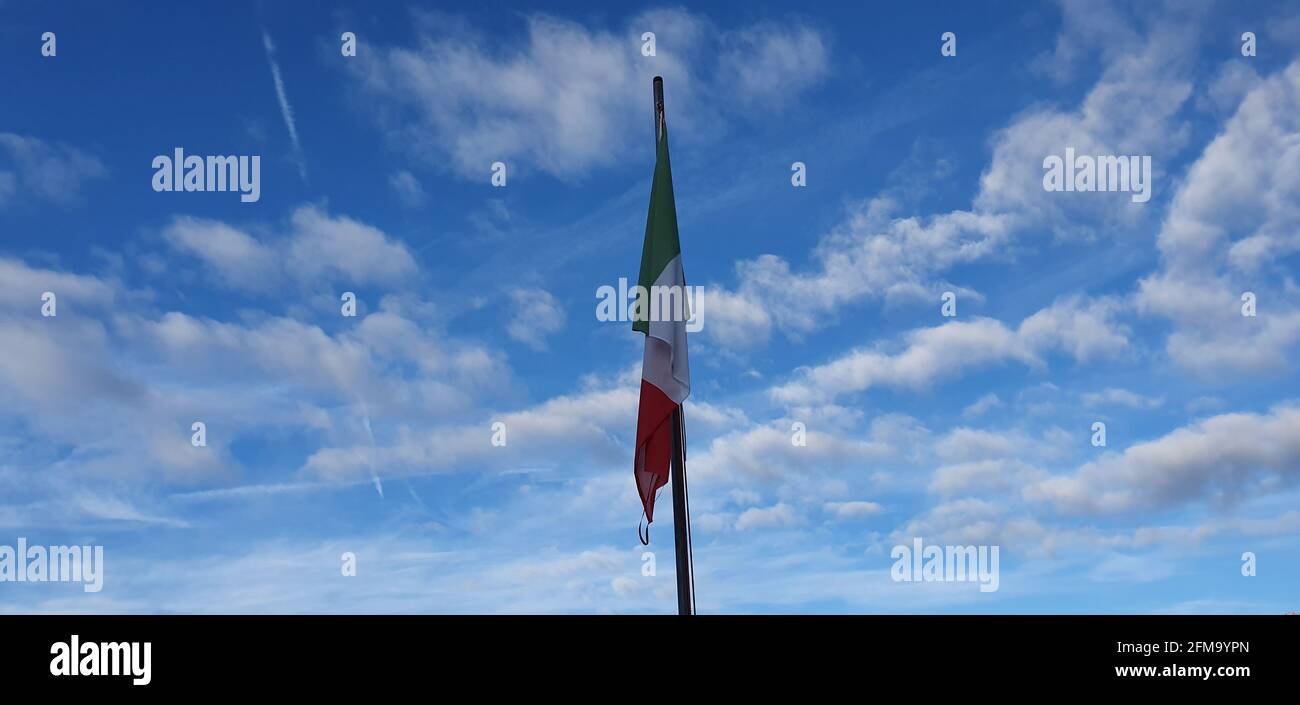 Die italienische Flagge fliegt Stockfoto