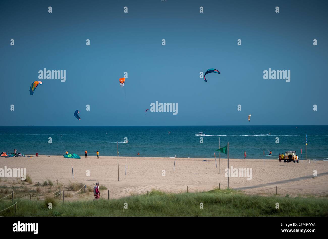 Kitesurfen an einem Sandstrand eine lustige Hobby-Action Stockfoto