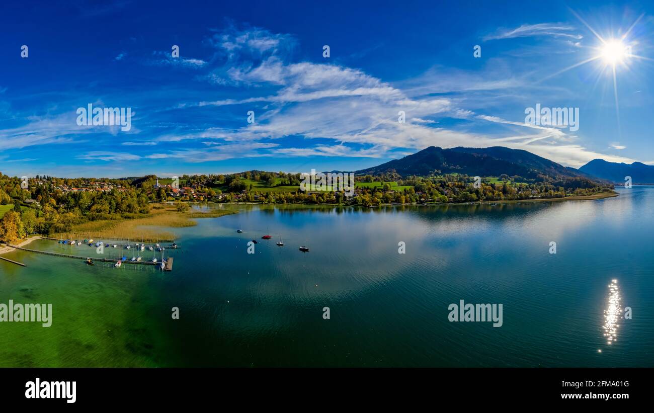 Luftaufnahme über die wunderschöne Landschaft des bayerischen Tegernsee Mit Booten im Netz und den Alp Bergen in Hintergrund Stockfoto