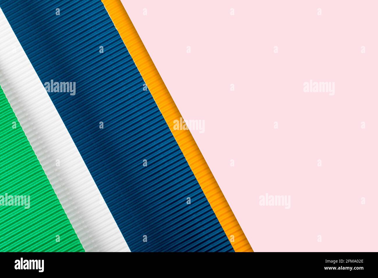 Farbige gewellte Papierstruktur. Geometrische Formen und Linien. Minimalistischer Hintergrund. Flach liegend. Speicherplatz kopieren. Stockfoto