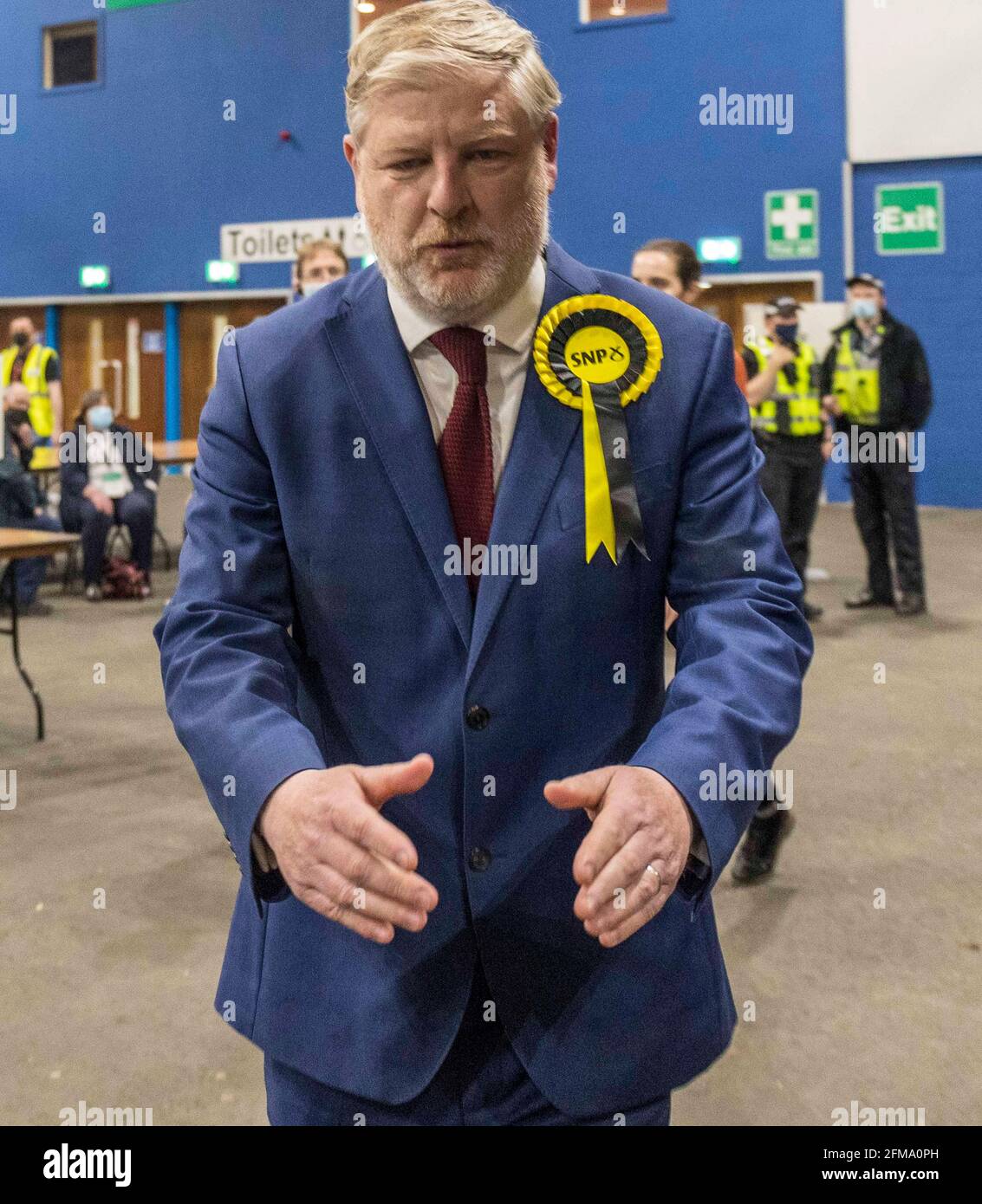 Edinburgh, Großbritannien. 07. Mai 2021 im Bild: Angus Robertson wird zum Sieger des Wahlkreises Edinburgh Central erklärt. Die Zählung für die schottische Parlamentswahl in der Region Lothian 2021 fand im Royal Highland Centre in Edinburgh statt. Kredit: Rich Dyson/Alamy Live Nachrichten Stockfoto