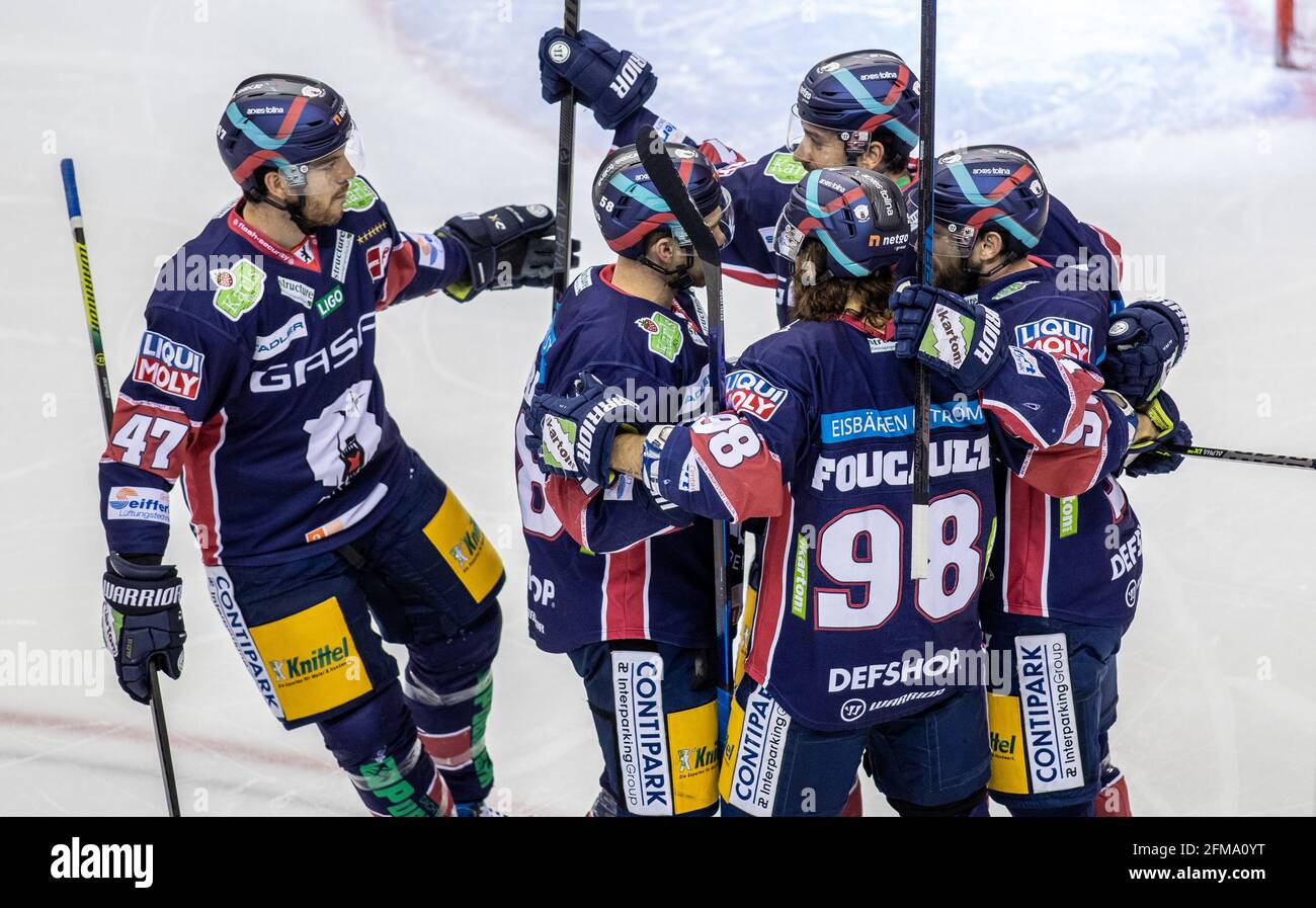 Berlin, Deutschland. Mai 2021. Eishockey: DEL, Eisbären Berlin - Grizzlies Wolfsburg, Meisterschaftsrunde, Finale, Matchday 3, Mercedes-Benz Arena. Die Berliner Simon Despres (l-r), Ryan McKiernan und Kris Foucault feiern mit Mark Olver nach seinem 1:0-Tor. Quelle: Andreas Gora/dpa/Alamy Live News Stockfoto