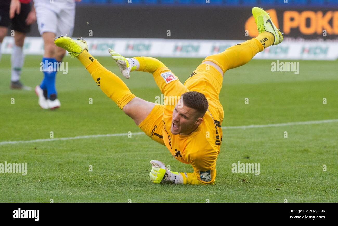 Hannover, Deutschland. Mai 2021. Fußball: 2. Bundesliga, Matchday 32 Hannover 96 - SV Darmstadt 98 in der HDI Arena. Darmstädter Torhüter Marcel Schuhe räumt das Tor für Hannover auf 1:0. Kredit: Julian Stratenschulte/dpa - WICHTIGER HINWEIS: Gemäß den Bestimmungen der DFL Deutsche Fußball Liga und/oder des DFB Deutscher Fußball-Bund ist es untersagt, im Stadion und/oder vom Spiel aufgenommene Fotos in Form von Sequenzbildern und/oder videoähnlichen Fotoserien zu verwenden oder zu verwenden./dpa/Alamy Live News Stockfoto