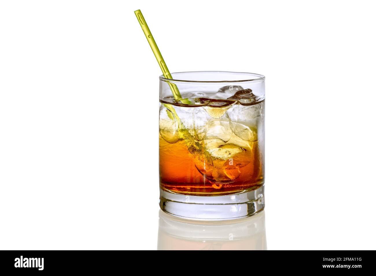 God Mother Cocktail, gemischt aus Wodka und Amaretto mit Eis in Glas  isoliert auf weiß Stockfotografie - Alamy