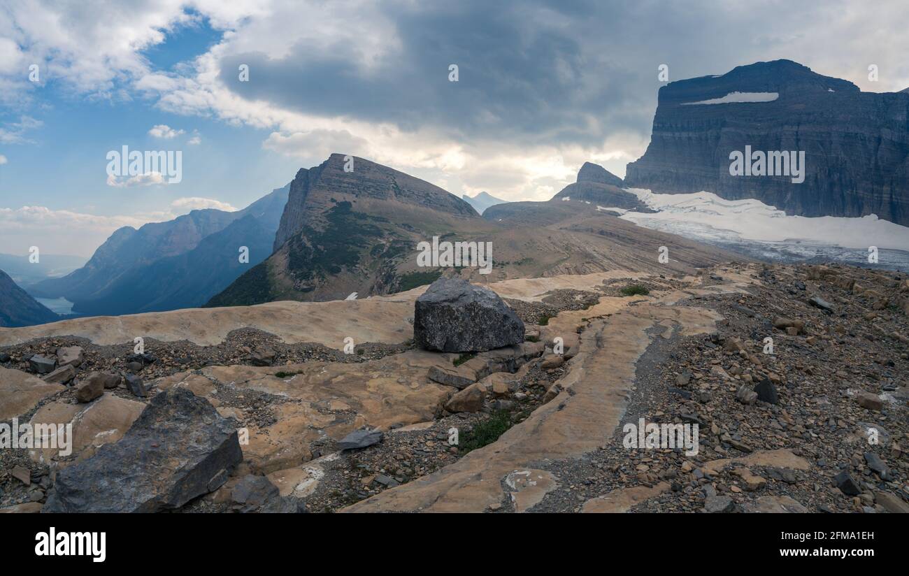 Grinnell Lake und Grinnell Glacier am Ende des Weges im Glacier National Park, Montana, USA. Türkisfarbene Wasserfarbe. Wandern in den amerikanischen Rockies e Stockfoto