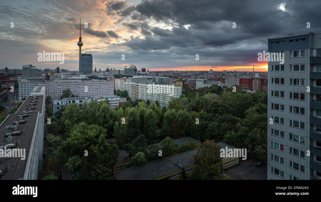 Sonnenuntergang über Berlin mit Blick auf den Berliner Fernsehturm. Stockfoto