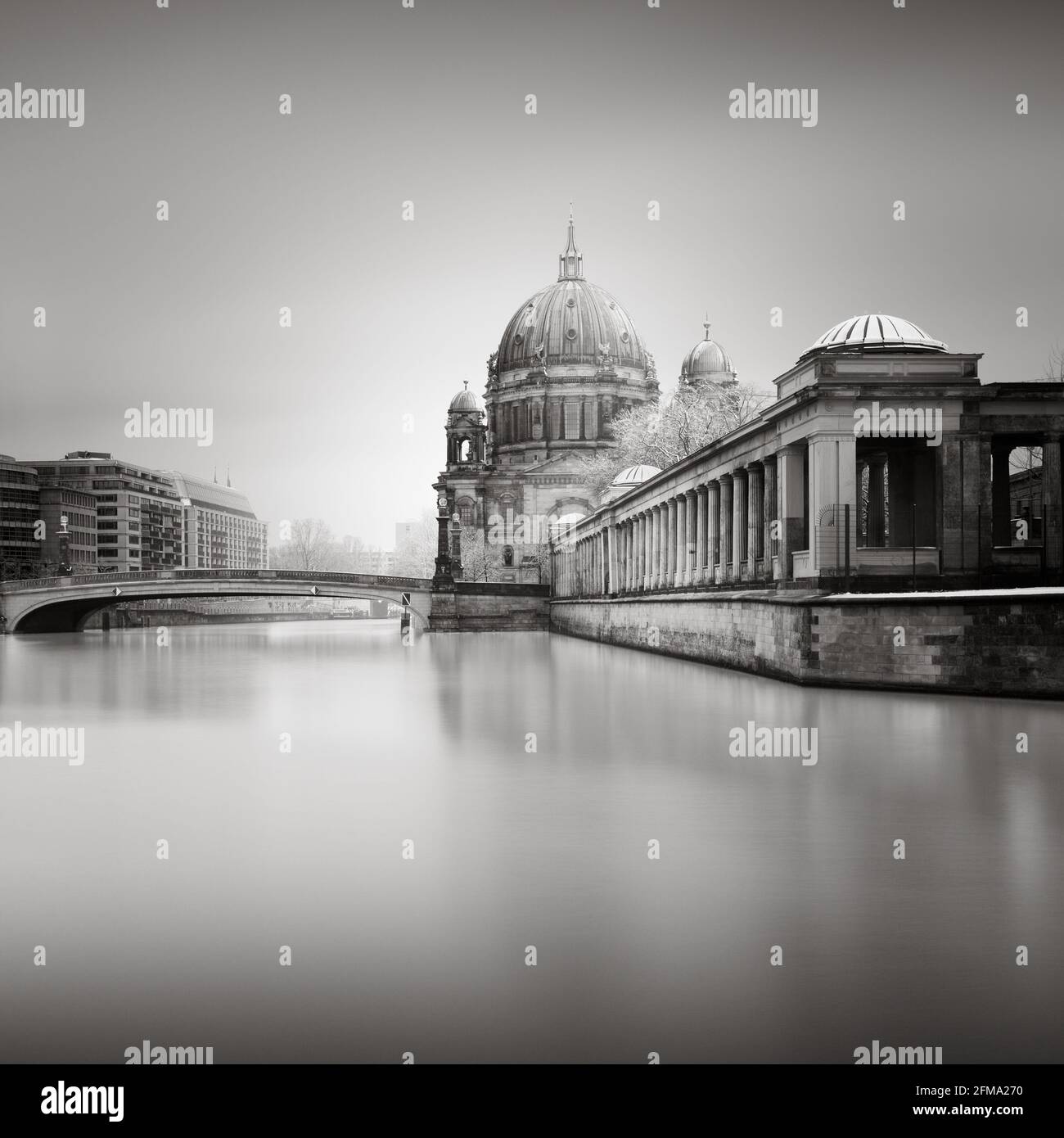 Langzeitbelichtung des schneebedeckten Berliner Doms in Schwarz-Weiß. Stockfoto Langzeitbelichtung des schneebedeckten Berliner Doms in Schwarz-Weiß. Stockfoto