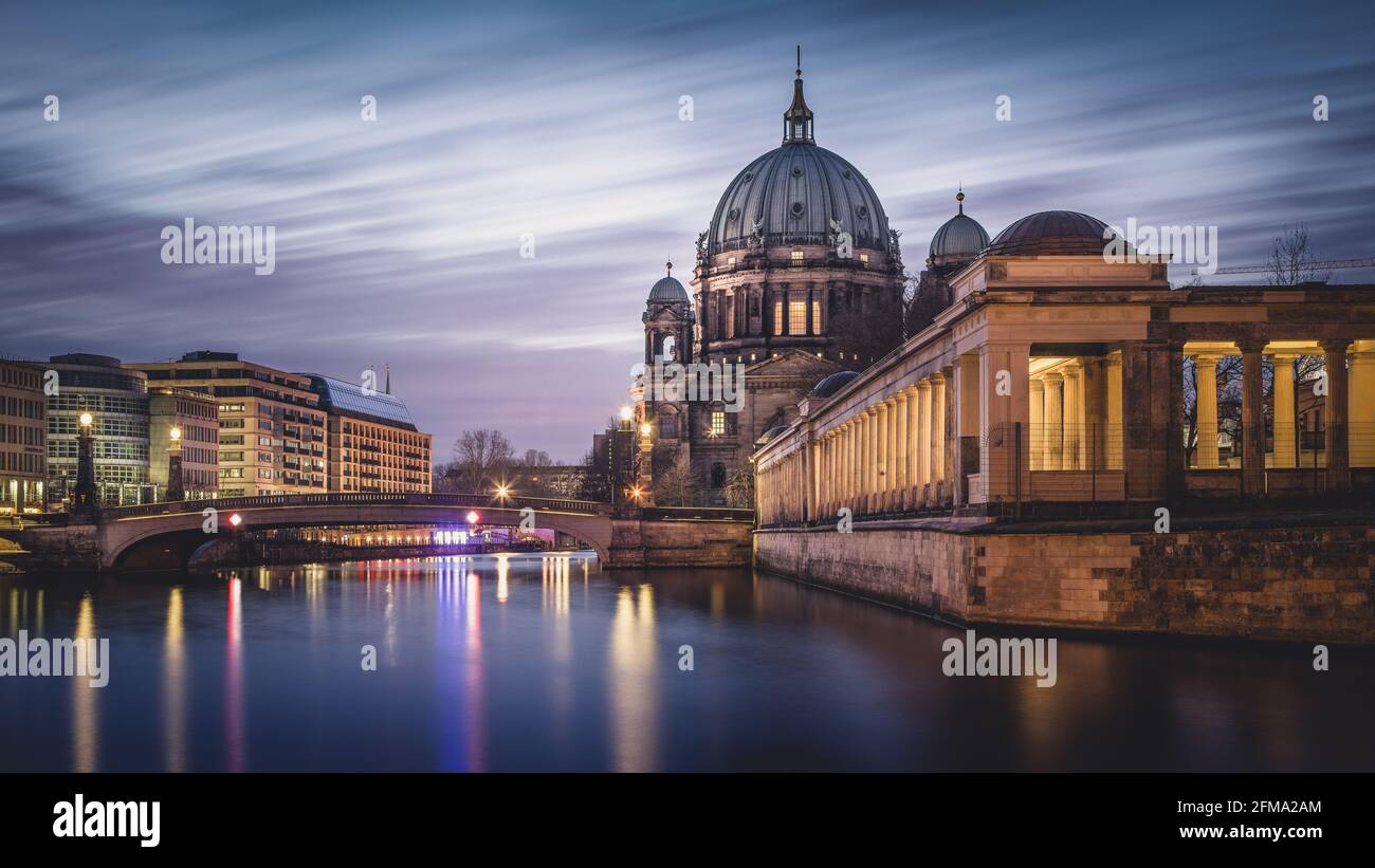 Beleuchteter Berliner Dom auf der Museumsinsel an der Spree bei Nacht. Stockfoto