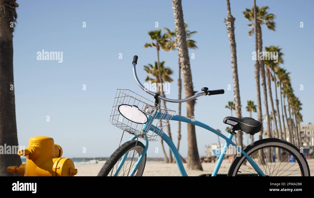 Blaues Fahrrad, Cruiser-Fahrrad am Sandstrand, pazifikküste in der Nähe des  Oceanside Pier, Kalifornien, USA. Sommerferien, Seeufer. Vintage-Zyklus,  tropische Palmen, Rettungsschwimmer Tower Watchtower Hütte Stockfotografie  - Alamy