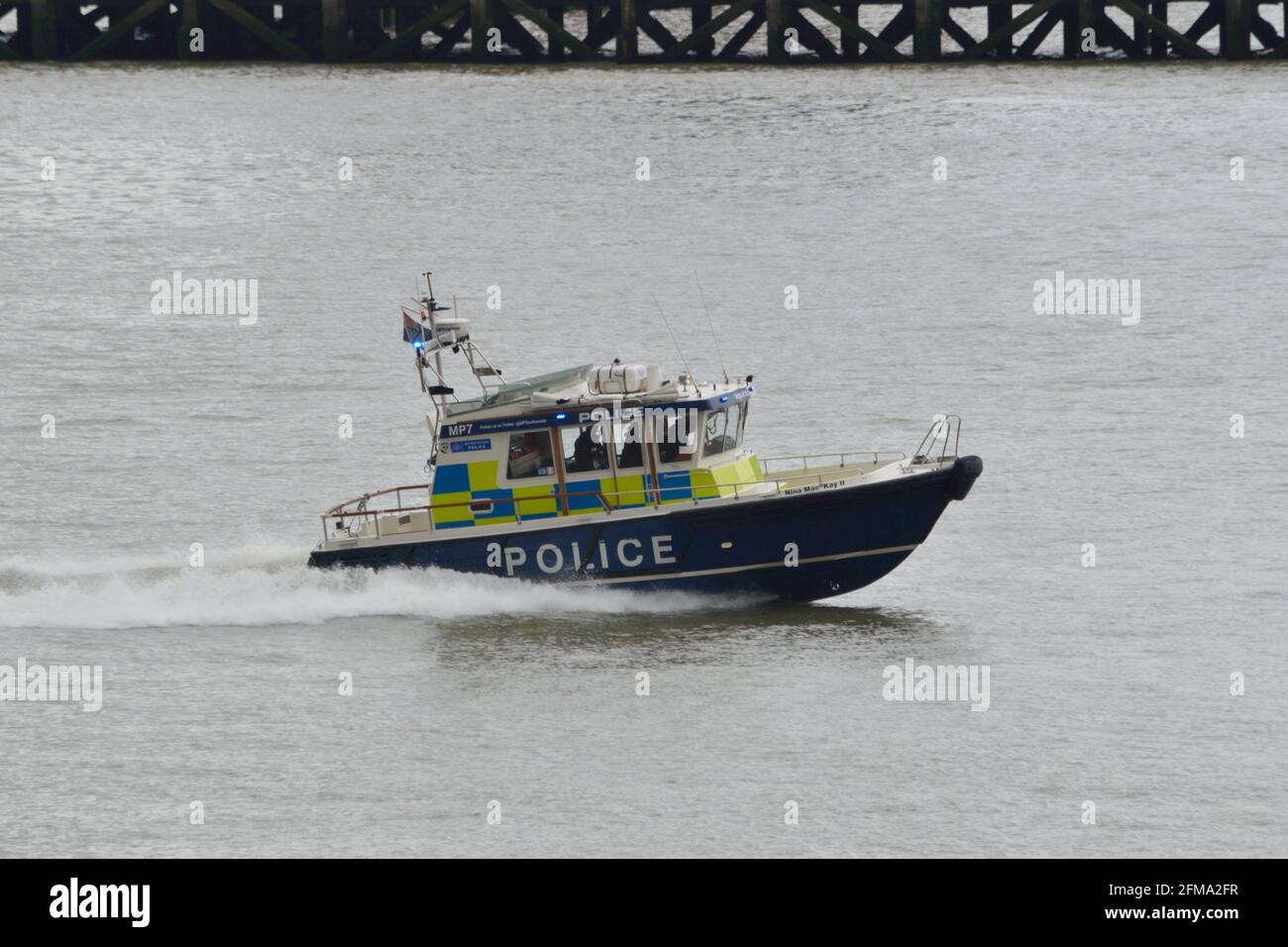 Traf das Polizeiboot Nina Mackay II auf einer blauen Ampel Laufen Sie entlang der Themse Stockfoto