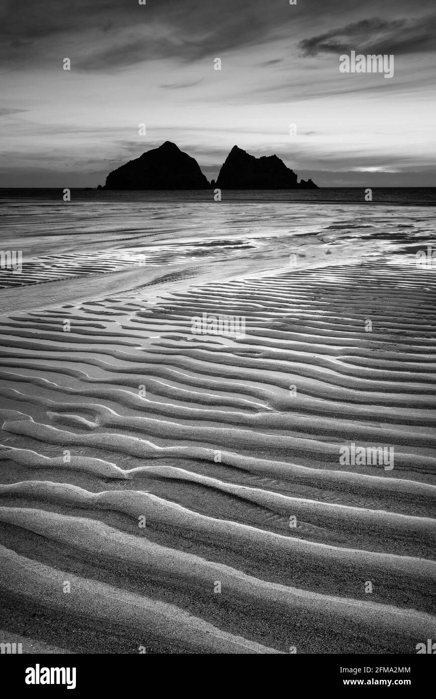 Absolut atemberaubende Landschaftsbilder vom Holywell Bay Beach in Cornwall Großbritannien während des goldenen Hojur-Sonnenuntergangs im Frühling Stockfoto