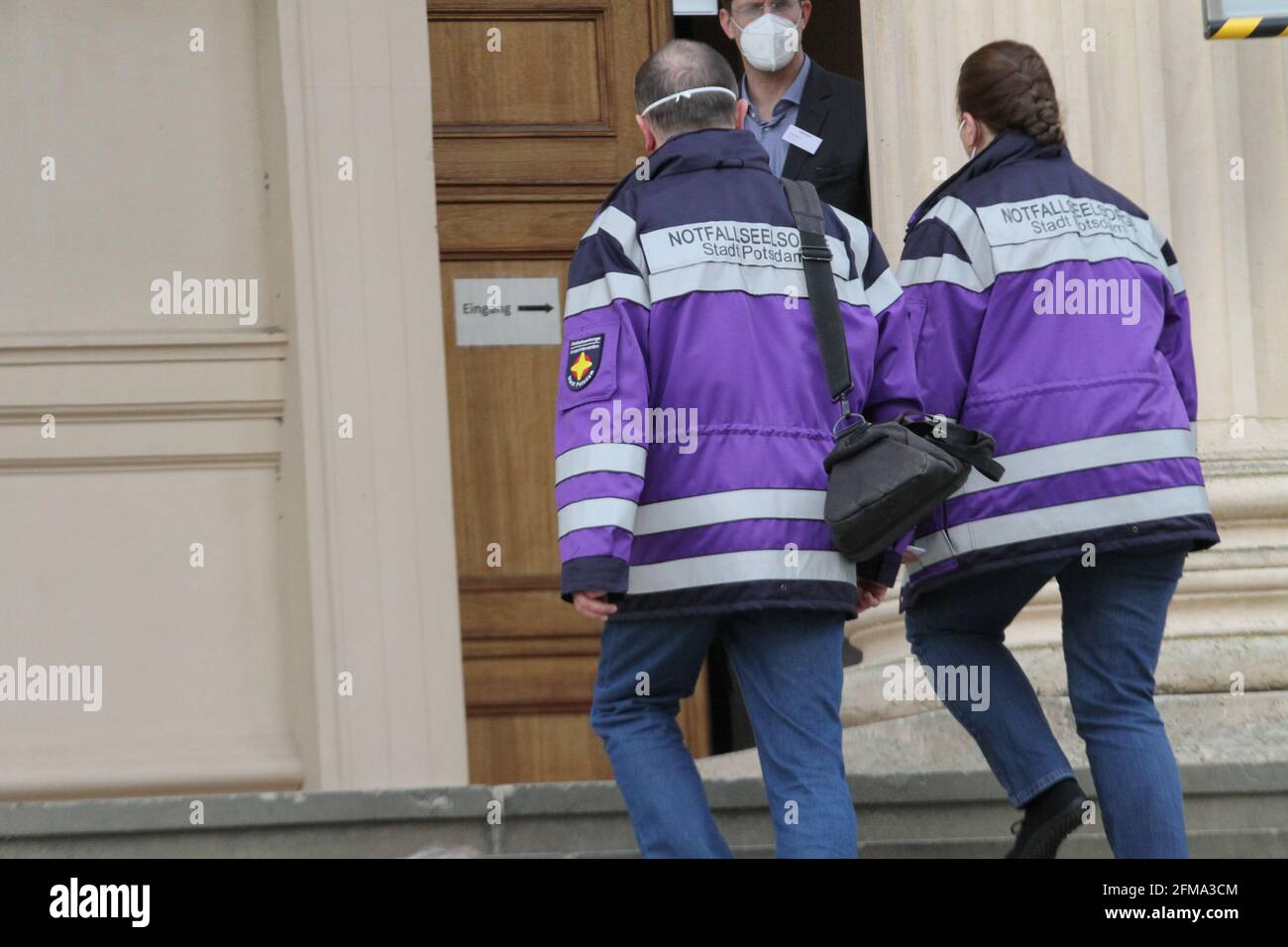 Potsdam: Das Foto zeigt zwei Notfallseelsorger auf dem Weg zur evangelischen St. Nicoleikirche. Eine Woche nach dem Gewaltakt mit vier Toten im Oberlinhaus findet in der Potsdamer Nikolaikirche ein Gedenkgottesdienst statt. Ministerpräsident Dr. Dietmar Woidke (SPD), Oberbürgermeister Mike Schubert SPD), der Bundesbeauftragte für Menschen mit Behinderungen Jürgen Dusel und Dr. Matthias Fichtmüller, theologischer Leiter im Oberlinhaus. Um 7 Uhr läuten die Glocken aller Potsdamer Kirchen eine Minute lang. (Foto von Simone Kuhlmey/Pacific Press/Sipa USA) Stockfoto