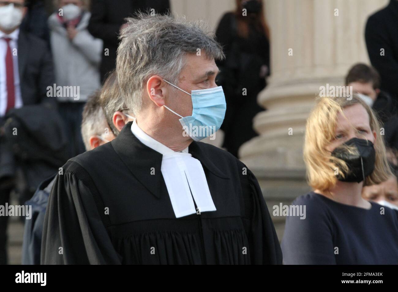 Potsdam: Das Foto zeigt Pastor Dr. Matthias Fichtmüller, theologischer Leiter des Oberlinhauses vor der evangelischen St. Nicoleikirche. Eine Woche nach dem Gewaltakt mit vier Toten im Oberlinhaus findet in der Potsdamer Nikolaikirche ein Gedenkgottesdienst statt. Ministerpräsident Dr. Dietmar Woidke (SPD), Oberbürgermeister Mike Schubert SPD), der Bundesbeauftragte für Menschen mit Behinderungen Jürgen Dusel und Dr. Matthias Fichtmüller, theologischer Leiter im Oberlinhaus. Um 7 Uhr läuten die Glocken aller Potsdamer Kirchen eine Minute lang. (Foto von Simone Kuhlmey/Pacific PR Stockfoto