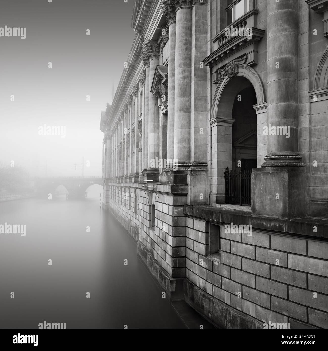 Schwarz-Weiß-Langzeitausstellung des Bode-Museums auf der Museumsinsel an der Spree in Berlin. Stockfoto Schwarz-Weiß-Langzeitausstellung des Bode-Museums auf der Museumsinsel an der Spree in Berlin. Stockfoto
