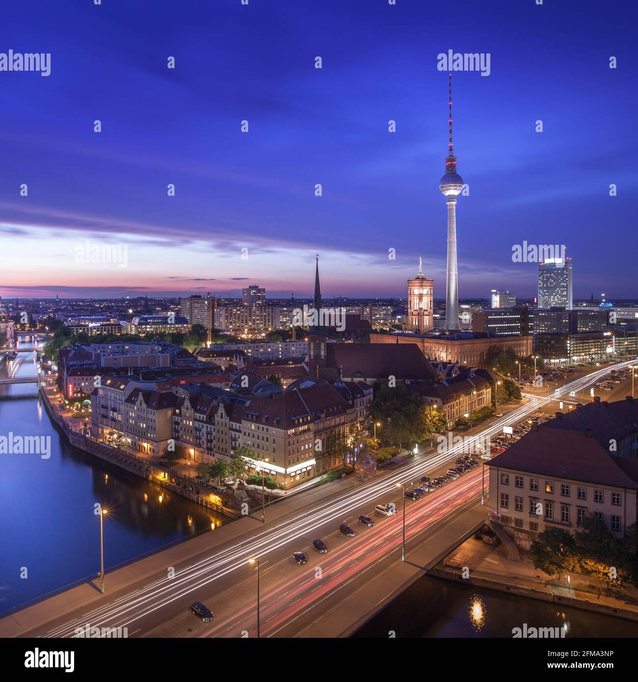 Lichtspuren aus dem Nachtverkehr in Berlin vor dem Fernsehturm und dem Alexanderplatz. Stockfoto