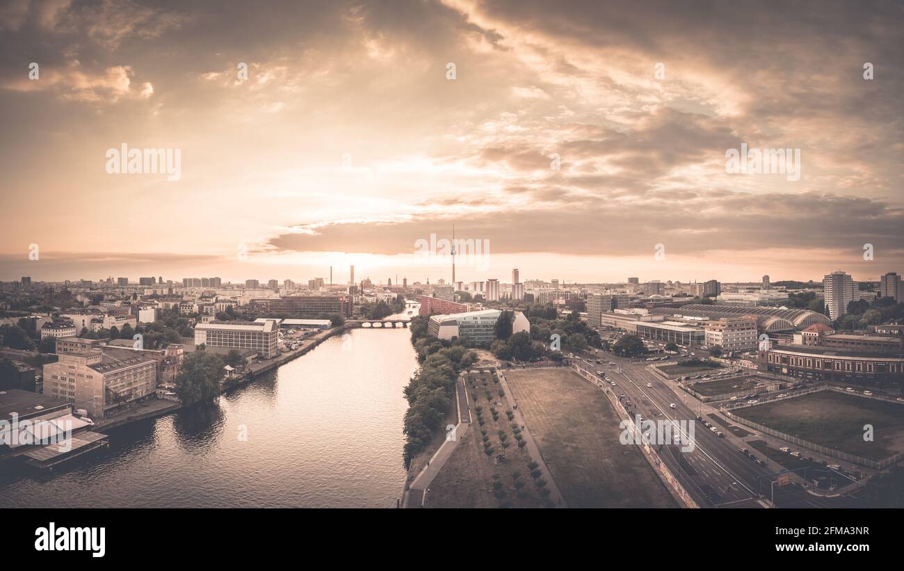 Berlin von oben bei Sonnenaufgang. Stockfoto