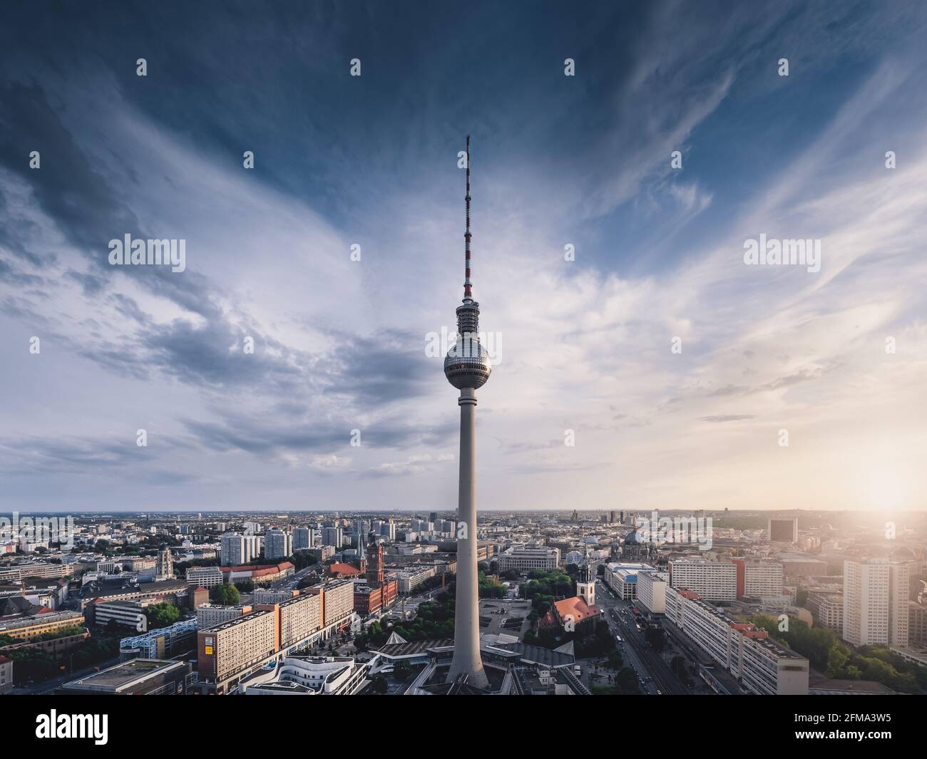 Sonnenuntergang über Berlin hinter dem Berliner Fernsehturm am Alexanderplatz. Stockfoto