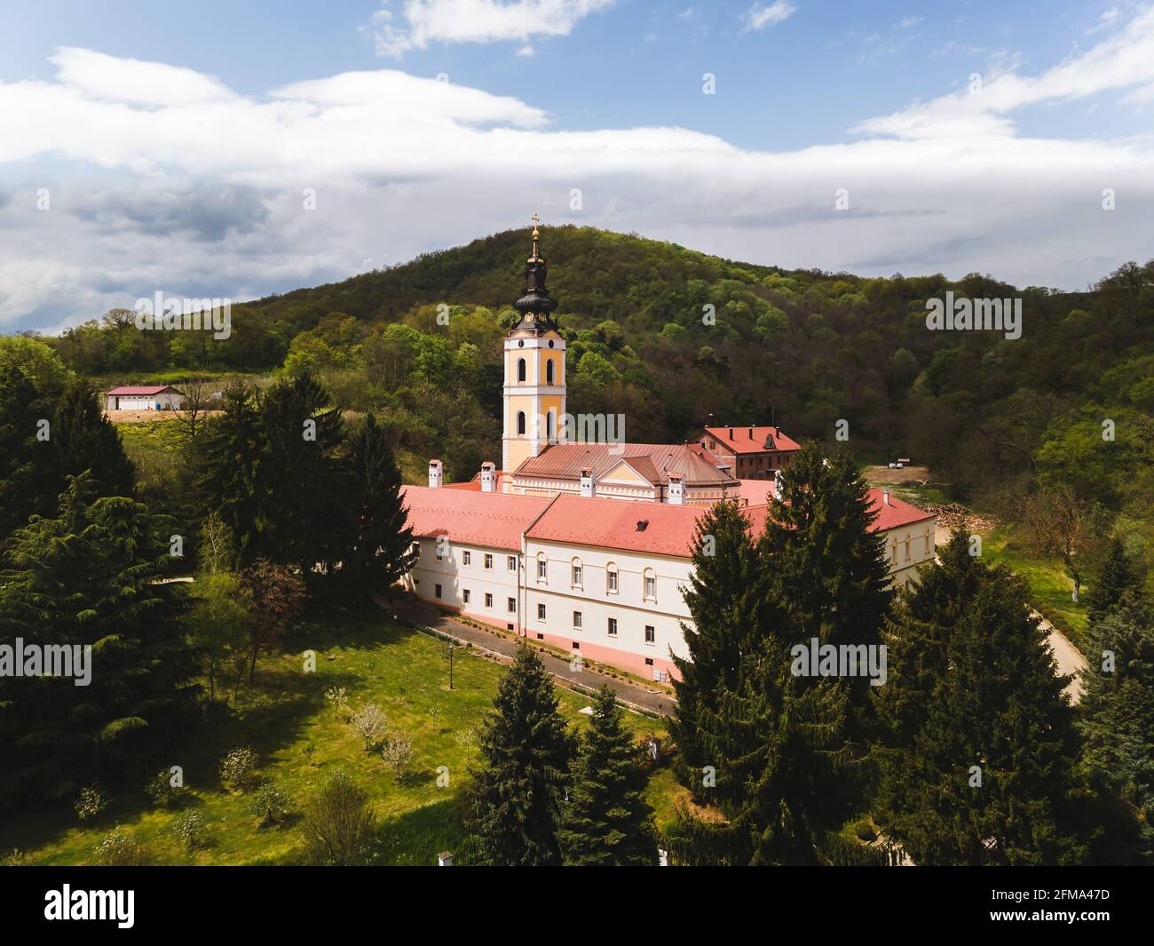 Luftaufnahme des Klosters Grgeteg, Nationalpark Fruska Gora, Vojvodina, Serbien. Orthodoxes Kloster in Serbien, stammt aus dem Jahr 1471 Stockfoto