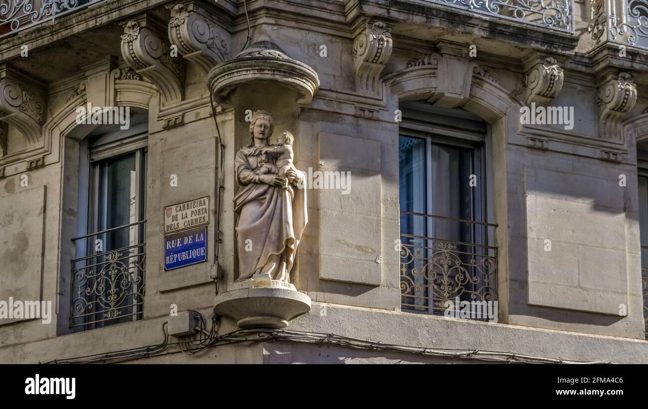 Maria mit dem Kind an der Ecke des Gebäudes in Béziers. Älteste Stadt in Frankreich. Stockfoto