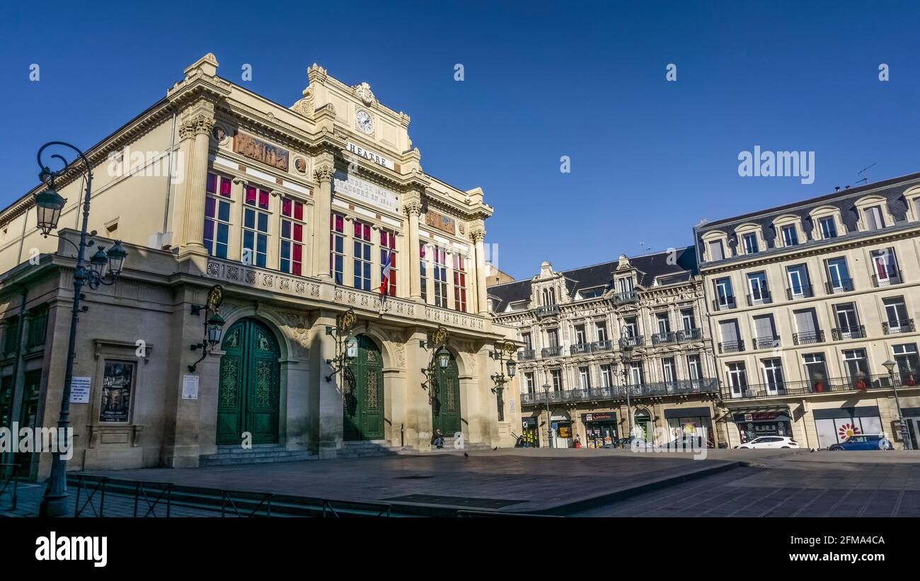 Théâtre Municipal de Béziers. 1844 eröffnet. Die hohen Reliefs der Fassade wurden von David d'Angers geschaffen. Das Theater ist im italienischen Stil erbaut. Monument Historique. Stockfoto