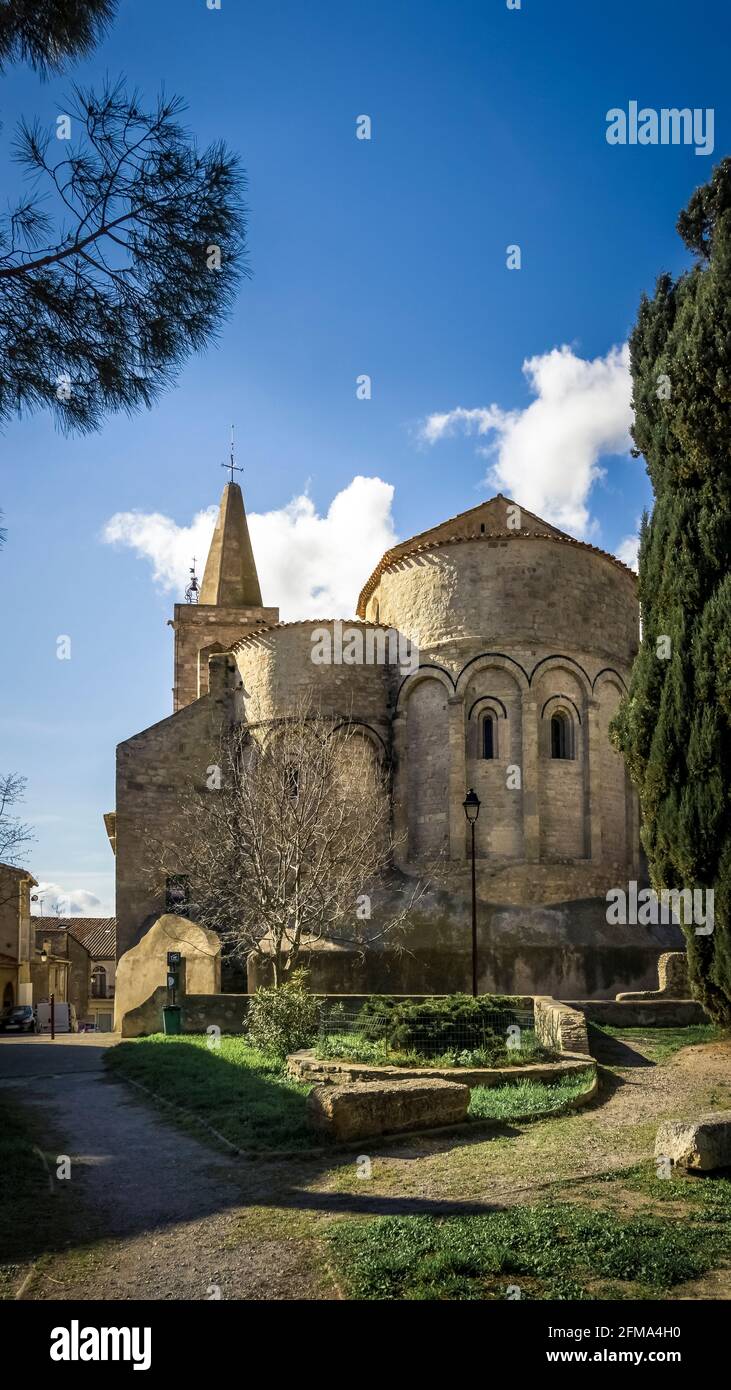 Église Saint Jean l'Évangéliste in Ouveillan. Das heutige Kirchengebäude stammt aus dem XII. Jahrhundert und ist im römischen Architekturstil erbaut. East Side. Monument historique. Stockfoto