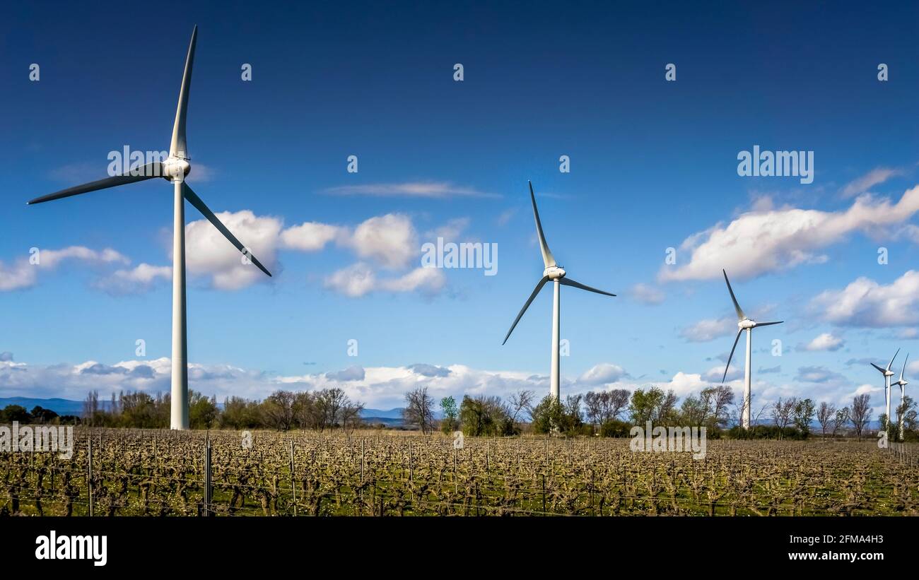 Windpark in der Nähe von Ouveillan Stockfoto