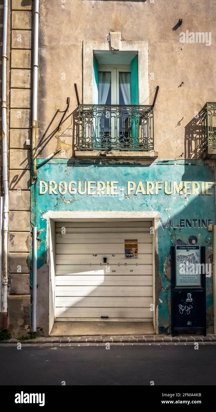 Geschlossene Drogerie in Saint Thibéry. Stockfoto