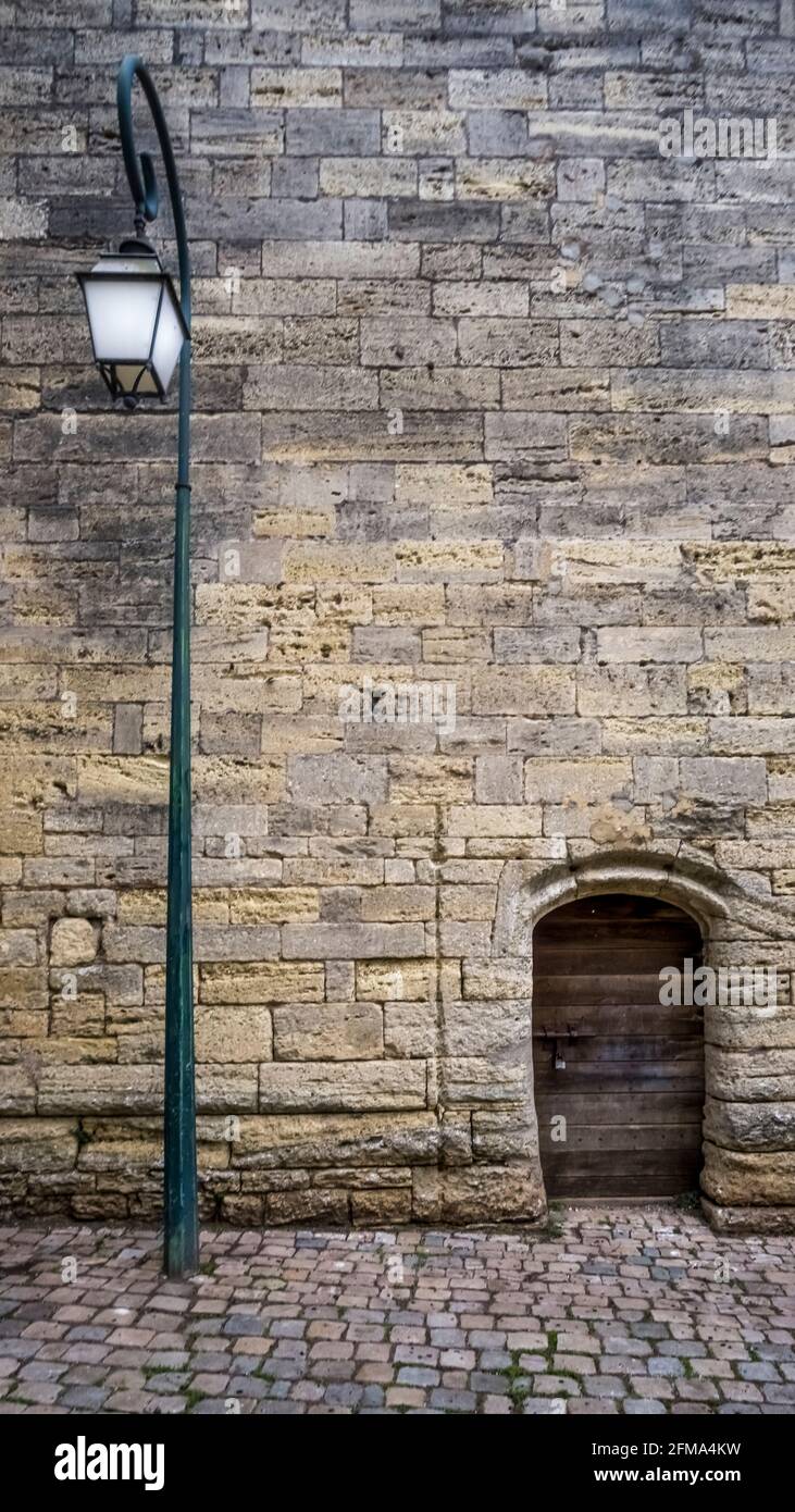 Abteimauer in Saint Thibéry. Erbaut im XV Jahrhundert. Monument historique Stockfoto