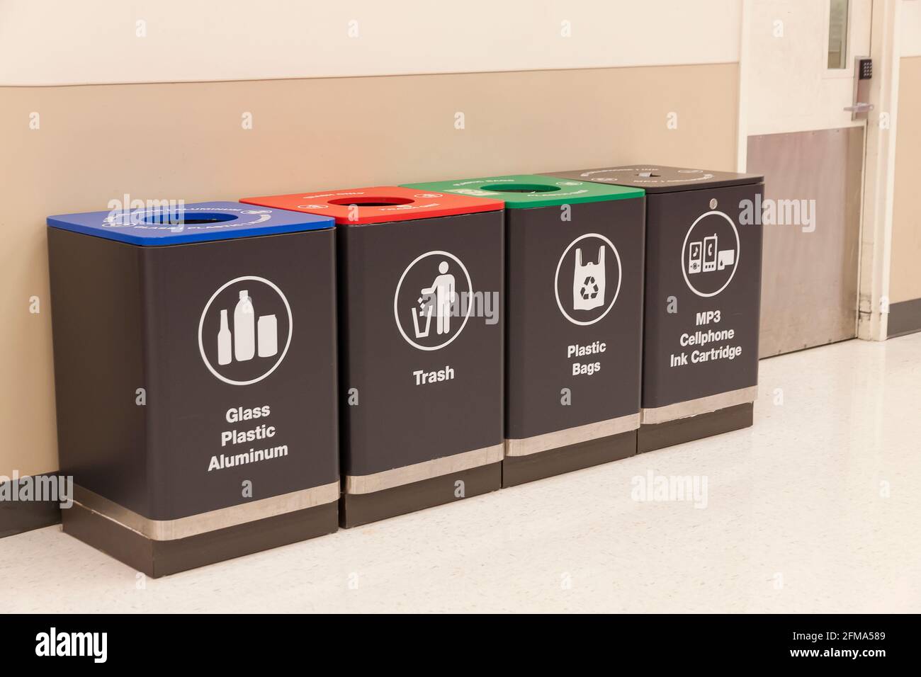 Vier Arten von Recyclingbehältern in einem Geschäft in Florida, USA. Stockfoto