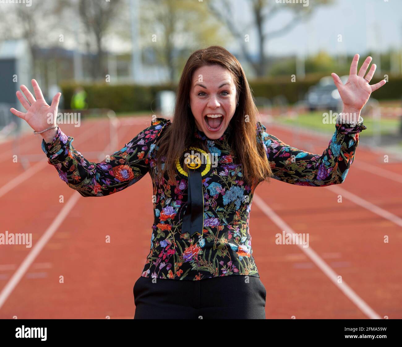 Kate Forbes von SNP zeigt ihre Freude, als sie ihren Sitz in den Wahlkreisen Skye, Lochaber und Badenoch bei den schottischen Parlamentswahlen in der Inverness Leisure Hall in Inverness behält. Bilddatum: Freitag, 7. Mai 2021. Stockfoto