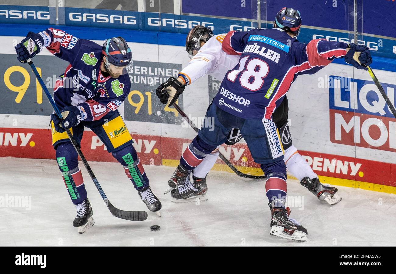 Berlin, Deutschland. Mai 2021. Eishockey: DEL, Eisbären Berlin - Grizzlys Wolfsburg, Meisterschaftsrunde, Finale, Matchday 3, Mercedes-Benz Arena. Phillip Bruggisse (M) von Grizzlys Wolfsburg kämpft gegen die Berliner Mark Olver (l) und Jonas Müller um den Puck. Quelle: Andreas Gora/dpa/Alamy Live News Stockfoto