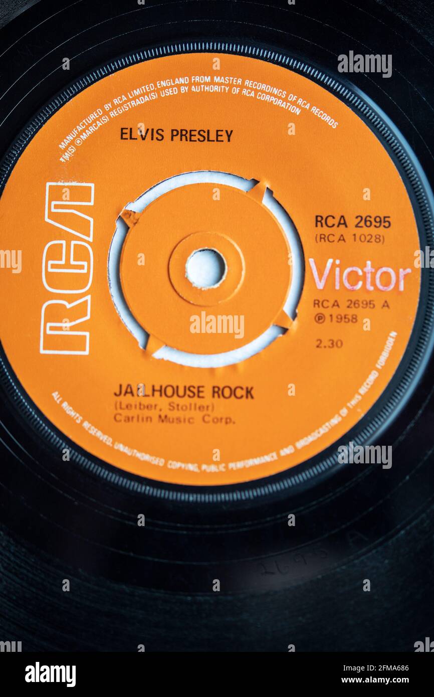 Nahaufnahme des Labels der sieben-Zoll-Vinyl-Version der Hit-Single Jailhouse Rock von Elvis Presley, die 1957 veröffentlicht wurde Stockfoto