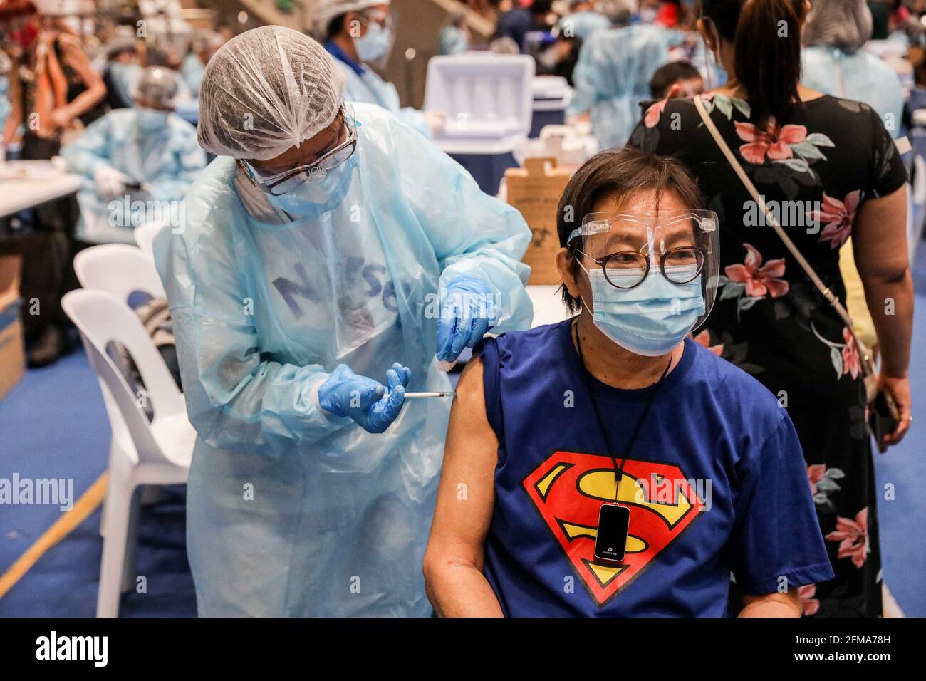 Im Makati Coliseum in der Metropole Manila impfen Gesundheitshelfer Einwohner mit dem russischen Impfstoff Sputnik V COVID-19. Die Philippinen erhielten die ersten 15,000 Dosen von Sputnik V, die vom russischen Gamaleya-Institut entwickelt wurden, und wurden in vier Städten der Hauptstadtregion für ein gleichzeitiges Impfprogramm verteilt. Manila, Philippinen. Stockfoto