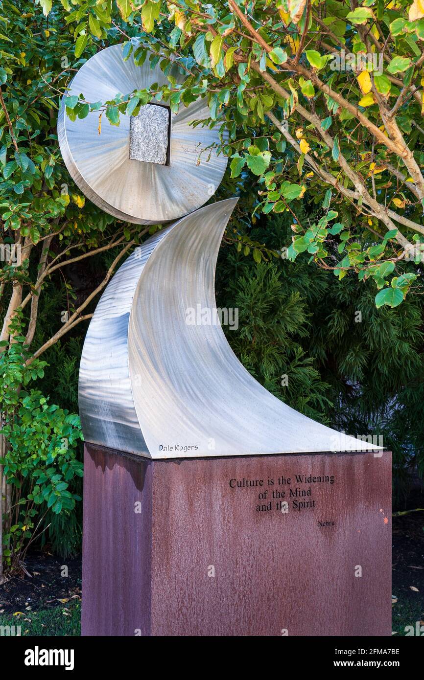 Ocean City, NJ - 31. Oktober 2020: Skulptur von Dale Rogers vom Ocean City Community Center hat ein Zitat über Kultur von Nehru auf der Basis. Stockfoto