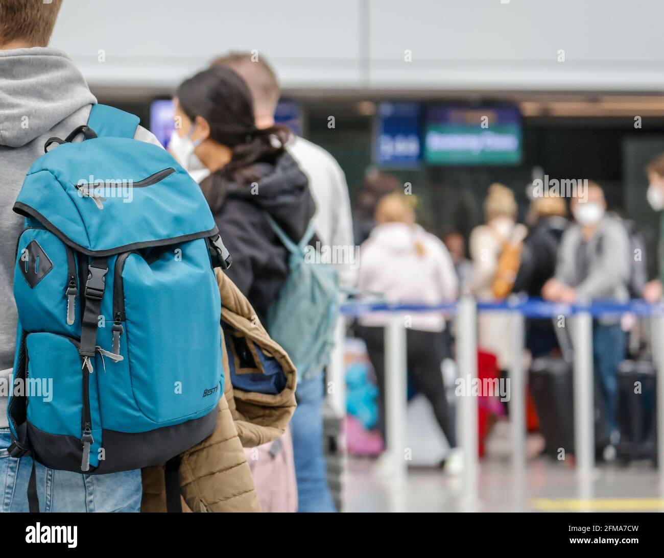 Düsseldorf, Nordrhein-Westfalen, Deutschland - Flughafen Düsseldorf, Osterurlauber am Check-in-Schalter von Condor in Zeiten der Corona-Pandemie auf dem Weg nach Mallorca, vor dem Flug nach Spanien und auch vor dem Rückflug nach Deutschland müssen Flugreisende einen negativen Corona-Test zeigen. Stockfoto